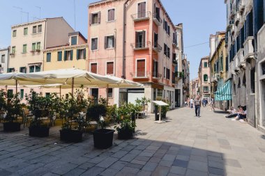 Venice, İtalya - Haziran 2017 yaklaşık: Eski Venedik binalar Venedik, İtalya Haziran 2017'merkezinde dar sokakta.