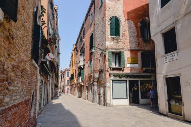 Venice, İtalya - Haziran 2017 yaklaşık: Eski Venedik binalar Venedik, İtalya Haziran 2017'merkezinde dar sokakta.