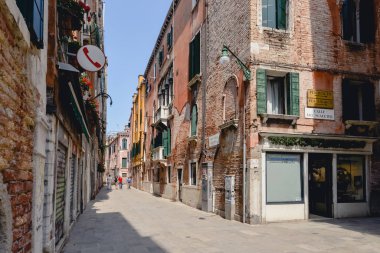 Venice, İtalya - Haziran 2017 yaklaşık: Eski Venedik binalar Venedik, İtalya Haziran 2017'merkezinde dar sokakta.