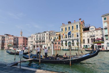 Venice, İtalya - Haziran 2017 yaklaşık: Eski Venedik saraylar ve tekneler ve gondol Venedik, İtalya Haziran 2017 yılında güneşli günde büyük Kanal üzerinde.