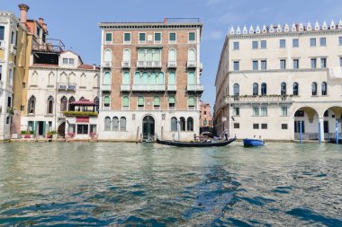 Venice, İtalya - Haziran 2017 yaklaşık: Eski Venedik saraylar ve tekneler ve gondol Venedik, İtalya Haziran 2017 yılında güneşli günde büyük Kanal üzerinde.