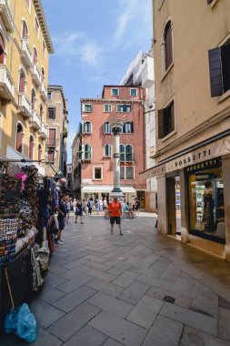 Venice, İtalya - Haziran 2017 yaklaşık: Eski Venedik binalar Venedik, İtalya Haziran 2017'merkezinde dar sokakta.