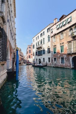 Venice, İtalya - Haziran 2017 yaklaşık: Eski Venedik binalar gondol ve Venedik, İtalya Haziran 2017 yılında güneşli bir tekne ile küçük kanal boyunca.