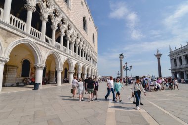 Venice, İtalya - Haziran 2017 yaklaşık: Procuratie Vecchie Venedik, İtalya Haziran 2017 yılında güneşli bir günde San Marco meydanında.