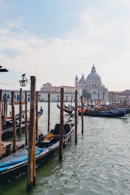 Venice, İtalya - Haziran 2017 yaklaşık: tekneler ve gondol Venedik, İtalya Haziran 2017'arka planda güneşli bir günde, eski Katolik Kilisesi ile büyük Kanal üzerinde.