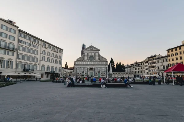 Florens, Italien - Circa juni 2017: fasad av basilikan Santa Maria Novella i Florens i juni 2017. — Stockfoto