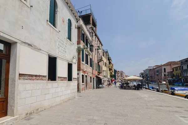 Venedig, Italien, Circa juni 2017: gamla venetianska byggnader på banvallen längs kanalen på en solig dag i Venedig, Italien i juni 2017. — Stockfoto