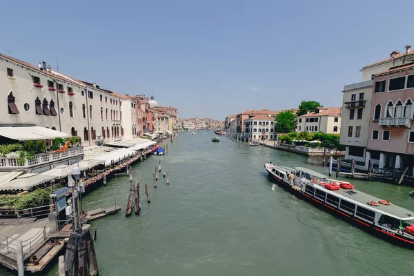 威尼斯，意大利-大约在 2017 年 6 月： 威尼斯的古老宫殿和船和吊船在京杭大运河一个阳光灿烂的日子在威尼斯，意大利在 2017 年 6 月. — 图库照片