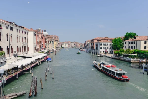 威尼斯，意大利-大约在 2017 年 6 月： 威尼斯的古老宫殿和船和吊船在京杭大运河一个阳光灿烂的日子在威尼斯，意大利在 2017 年 6 月. — 图库照片