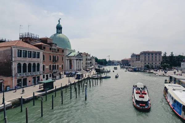 VENICE, ITALY - CIRCA JUNE 2017: old venetian palaces and boats and gondolas on the Grand Canal a sunny day in Venice, Italy in June 2017. — Stock Photo, Image