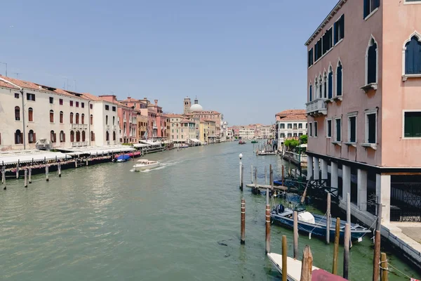 ВЕНИЦИЯ, ИТАЛИЯ - CIRCA JUNE 2017: старые венецианские дворцы и лодки и гондолы на Большом канале в солнечный день в Венеции, Италия в июне 2017 года . — стоковое фото