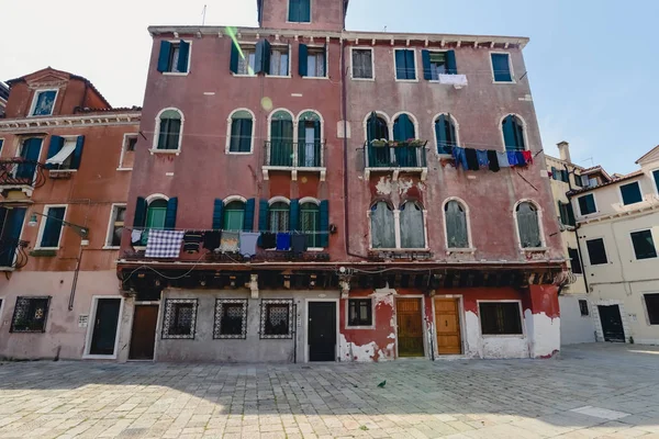 6 월 2017 년에서 베니스, 이탈리아의 센터에 있는 좁은 거리에 베니스, 이탈리아-6 월 2017 년경: 옛 베네치아 건물. — 스톡 사진