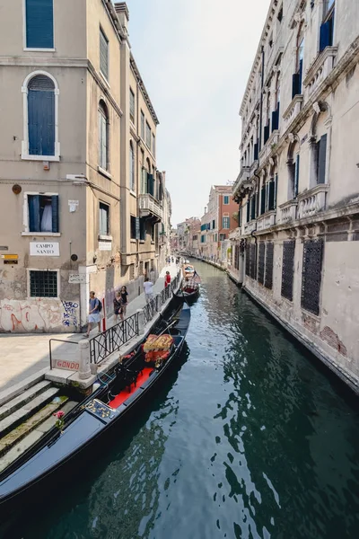 Βενετία, Ιταλία - Circa Ιουνίου 2017: παλιά βενετσιάνικα κτίρια, δίπλα στο μικρό κανάλι με γόνδολες και σκάφη σε μια ηλιόλουστη ημέρα στη Βενετία της Ιταλίας, τον Ιούνιο του 2017. — Φωτογραφία Αρχείου
