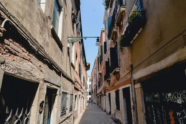 Benátky, Itálie - cca června 2017: staré benátské budovy v úzké ulici v centru Benátek, Itálie v červnu 2017. — Stock fotografie