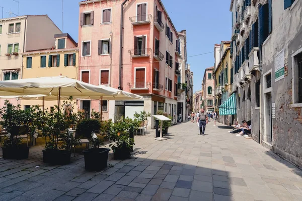 Venedig, Italien, Circa juni 2017: gamla venetianska byggnader på den smala gatan i centrum av Venedig, Italien i juni 2017. — Stockfoto