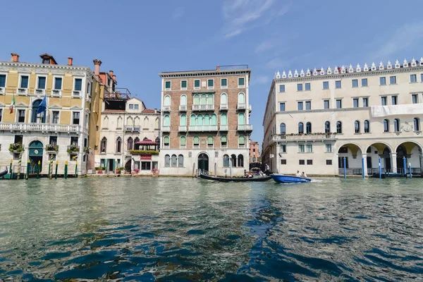 VENECIA, ITALIA - CIRCA JUNIO 2017: viejos palacios venecianos y barcos y góndolas en el Gran Canal un día soleado en Venecia, Italia en junio 2017 . — Foto de Stock