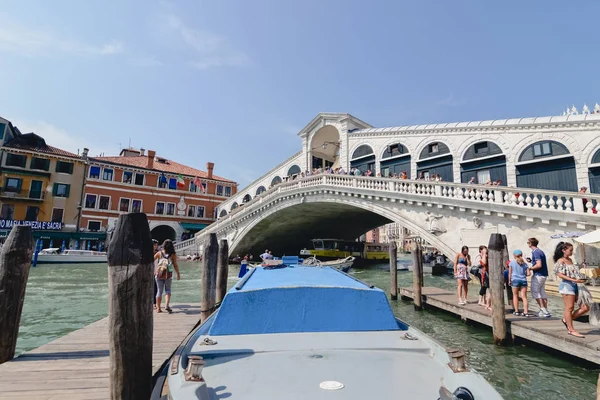 VENICE, ITÁLIA - CIRCA JUNE 2017: palácios e barcos venezianos antigos e gôndolas no Grande Canal com vista para a Ponte Rialto em um dia ensolarado em Veneza, Itália, em junho de 2017 . — Fotografia de Stock