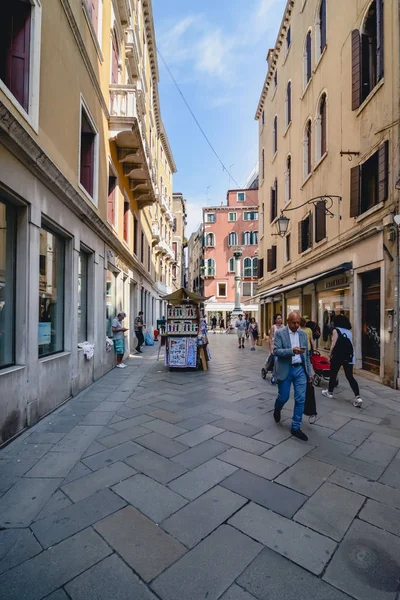 VENECIA, ITALIA - CIRCA JUNIO 2017: viejos edificios venecianos en la calle estrecha en el centro de Venecia, Italia en junio 2017 . — Foto de Stock