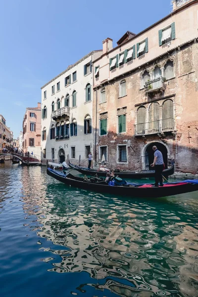 VENICE, ITÁLIA - CIRCA JUNE 2017: antigos edifícios venezianos ao longo do pequeno canal com gôndolas e barcos em um dia ensolarado em Veneza, Itália, em junho de 2017 . — Fotografia de Stock