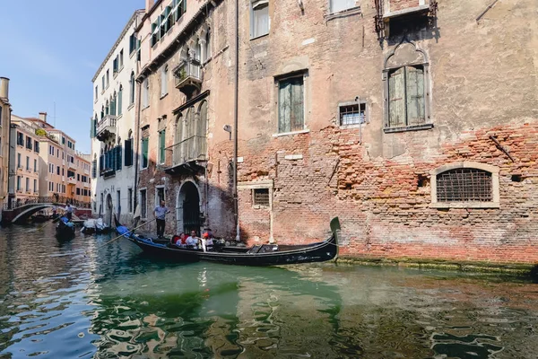 威尼斯，意大利-大约在 2017 年 6 月： 老威尼斯建筑沿小运河与平底船和小船的但在阳光明媚的一天在威尼斯，意大利在 2017 年 6 月. — 图库照片