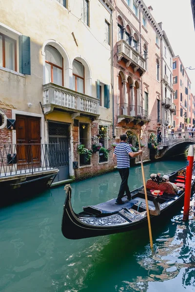 Venice, İtalya - Haziran 2017 yaklaşık: Eski Venedik binalar gondol ve Venedik, İtalya Haziran 2017 yılında güneşli bir tekne ile küçük kanal boyunca. — Stok fotoğraf