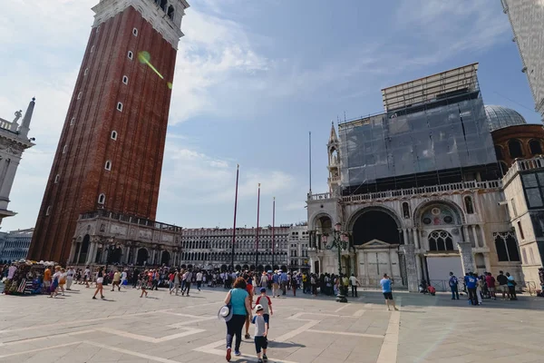 Venedig, Italien, Circa juni 2017: Markusplatsen med palatset och Campanile en på solig dag i Venedig, Italien i juni 2017. — Stockfoto