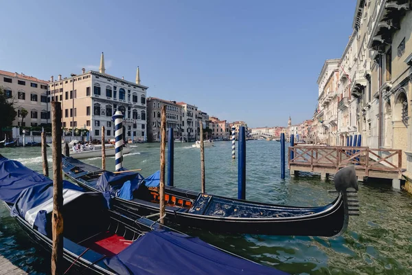 VENECIA, ITALIA - CIRCA JUNIO 2017: viejos palacios venecianos y barcos y góndolas en el Gran Canal un día soleado en Venecia, Italia en junio 2017 . — Foto de Stock