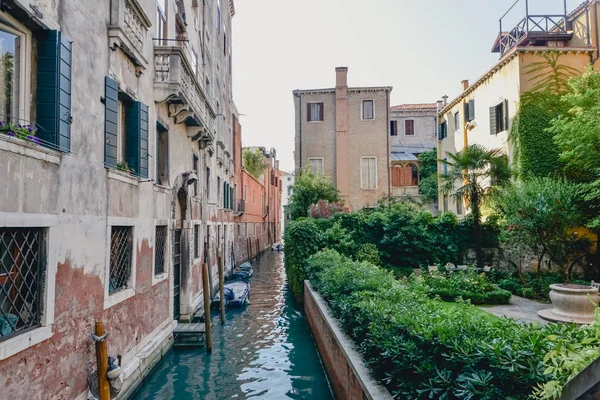 ゴンドラや 2017 年 6 月にイタリアのベニスで晴れた日にボートがある小さな運河沿いヴェネツィア, イタリア - 2017 年 6 月頃: 古いベニス風建物. — ストック写真