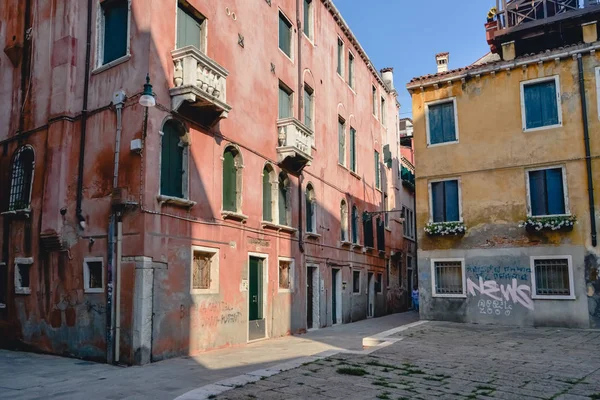 Venice, İtalya - Haziran 2017 yaklaşık: Eski Venedik binalar Venedik, İtalya Haziran 2017'merkezinde dar sokakta.