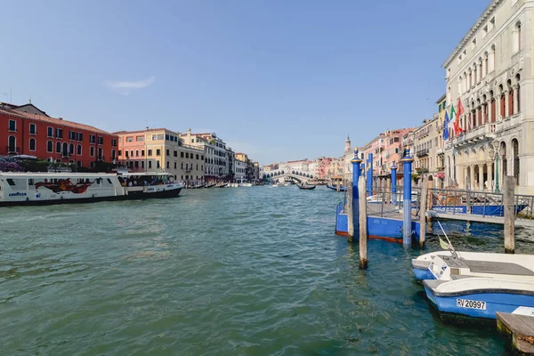 VENICE, ITALY - CIRCA JUNE 2017: old venetian palaces and boats and gondolas on the Grand Canal a sunny day in Venice, Italy in June 2017. — Stock Photo, Image