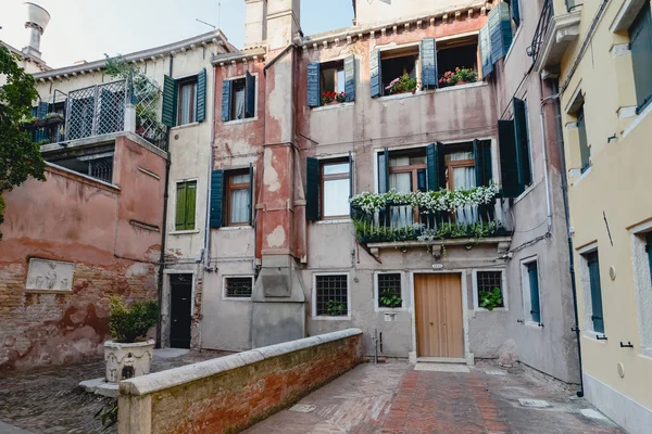 Venedig, Italien, Circa juni 2017: gamla venetianska byggnader på den smala gatan i centrum av Venedig, Italien i juni 2017. — Stockfoto