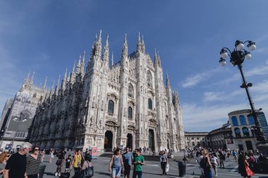 Milan, İtalya - Haziran 2017 yaklaşık: Gotik cephe Milan Katedrali veya Duomo di Milano, Milano, İtalya Haziran 2017 yılında güneşli bir İtalyan mimar Simone da Orsenigo tarafından.