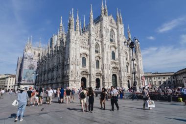Milan, İtalya - Haziran 2017 yaklaşık: Gotik cephe Milan Katedrali veya Duomo di Milano, Milano, İtalya Haziran 2017 yılında güneşli bir İtalyan mimar Simone da Orsenigo tarafından.