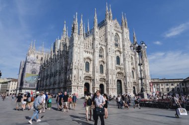 Milan, İtalya - Haziran 2017 yaklaşık: Gotik cephe Milan Katedrali veya Duomo di Milano, Milano, İtalya Haziran 2017 yılında güneşli bir İtalyan mimar Simone da Orsenigo tarafından.
