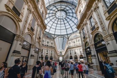 Milan, İtalya - Haziran 2017 yaklaşık: Demir ve cam çatı Galleria Vittorio Emanuele II mimar Giuseppe Mengoni güneşli bir günde, Milano, İtalya Haziran 2017 yılında tarafından.