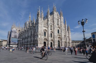 Milan, İtalya - Haziran 2017 yaklaşık: Gotik cephe Milan Katedrali veya Duomo di Milano, Milano, İtalya Haziran 2017 yılında güneşli bir İtalyan mimar Simone da Orsenigo tarafından.