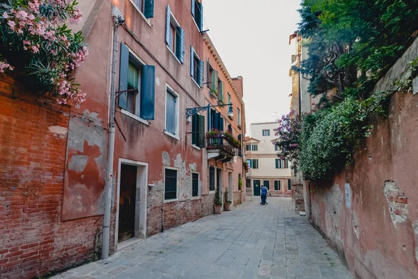 Venice, Olaszország - Circa 2017. június: régi velencei stílusú épületek, Velence, Olaszország-2017. június közepén a szűk utcában. — Stock Fotó