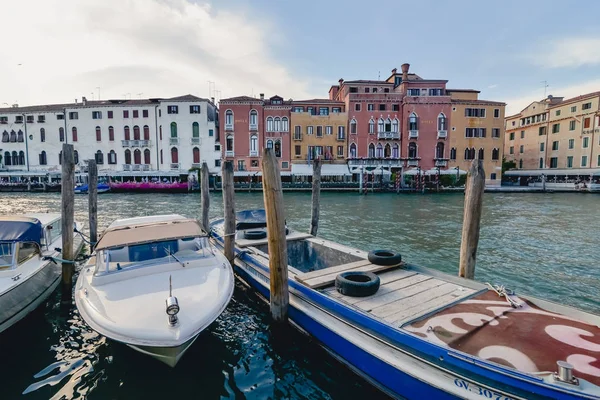 Venedig, Italien - ca. Juni 2017: alte venezianische Paläste und Boote und Gondeln auf dem großen Kanal an einem sonnigen Tag in Venedig, Italien im Juni 2017. — Stockfoto