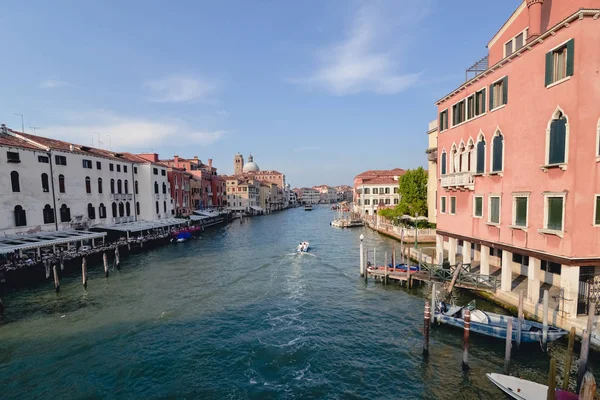 Venedig, Italien, Circa juni 2017: gamla venetianska palats och båtar och gondoler på Grand Canal en solig dag i Venedig, Italien i juni 2017. — Stockfoto
