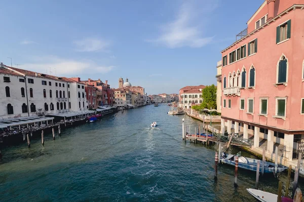 Venedig, Italien - ca. Juni 2017: alte venezianische Paläste und Boote und Gondeln auf dem großen Kanal an einem sonnigen Tag in Venedig, Italien im Juni 2017. — Stockfoto