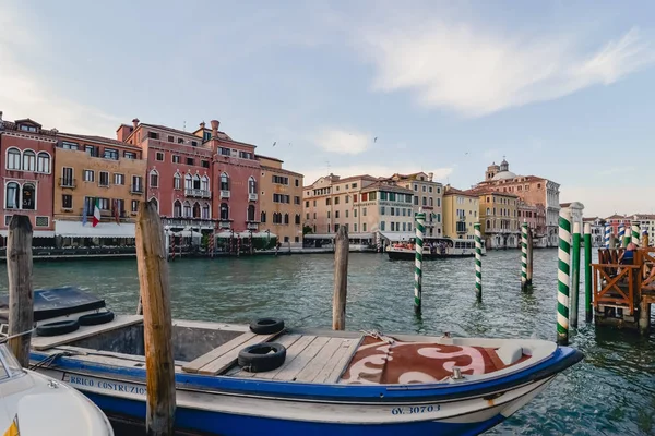 Venice, İtalya - Haziran 2017 yaklaşık: Eski Venedik saraylar ve tekneler ve gondol Venedik, İtalya Haziran 2017 yılında güneşli günde büyük Kanal üzerinde. — Stok fotoğraf