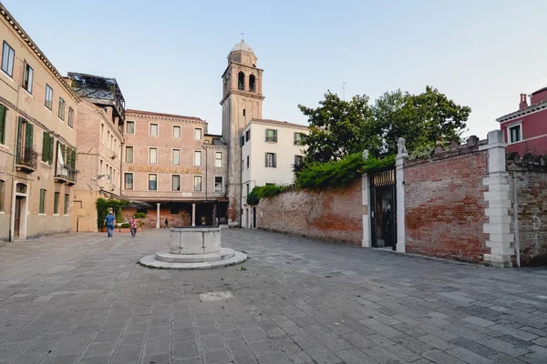 Benátky, Itálie - cca června 2017: staré benátské budovy kolem malého náměstí v centru Benátek, Itálie v červnu 2017. — Stock fotografie