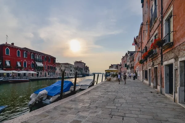 Benátky, Itálie - cca června 2017: staré benátské paláce a čluny a gondole na Grand Canal a slunečný den v Benátkách v červnu 2017. — Stock fotografie