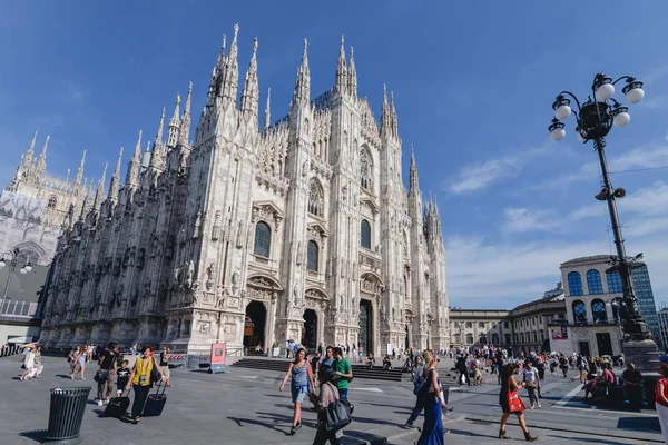 MILÁN, ITALIA - CIRCA JUNIO 2017: fachada gótica de la Catedral de Milán o Duomo di Milano por el arquitecto italiano Simone da Orsenigo en un día soleado en Milán, Italia en junio de 2017 . — Foto de Stock