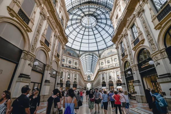 Mediolan, Włochy - około czerwca 2017 r.: żelazo i szklany dach w Galleria Vittorio Emanuele Ii przez architekta Giuseppe Mengoni w słoneczny dzień w Mediolanie w czerwcu 2017. — Zdjęcie stockowe