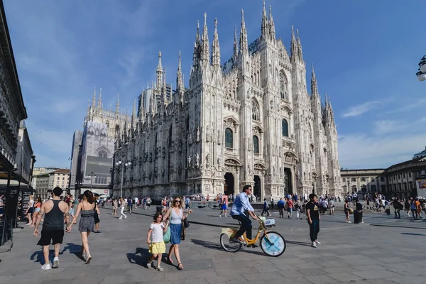 Milan, İtalya - Haziran 2017 yaklaşık: Gotik cephe Milan Katedrali veya Duomo di Milano, Milano, İtalya Haziran 2017 yılında güneşli bir İtalyan mimar Simone da Orsenigo tarafından.