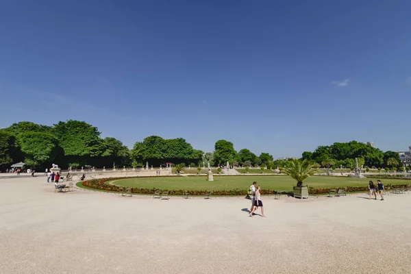 Paris, Frankrike - Circa juni 2017: gröna träd och gräs i Jardin du Luxembourg eller Luxembourg-trädgården på en solig dag i Paris i juni 2017. — Stockfoto