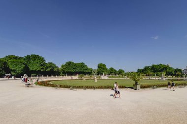 Paris, Fransa - Haziran 2017 yaklaşık: yeşil ağaçlar ve Jardin du Luxembourg veya Lüksemburg Bahçe çim Haziran 2017 yılında güneşli bir günde Paris, Fransa.