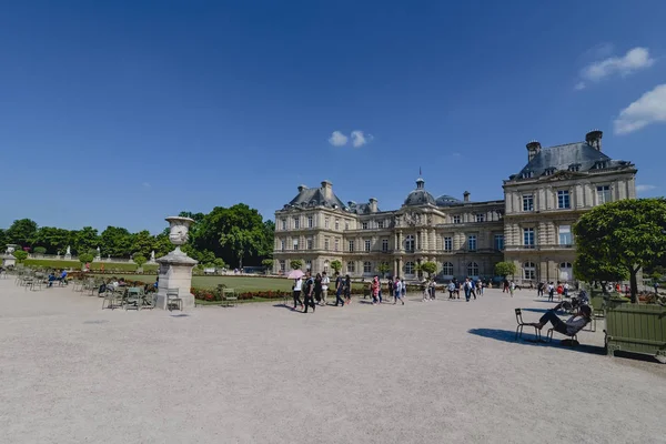 Paris, Fransa - Haziran 2017 yaklaşık: yeşil ağaçlar ve Paris, Fransa'da güneşli bir Haziran 2017 yılında Lüksemburg Lüksemburg Bahçesi sarayda yakınındaki çimen.