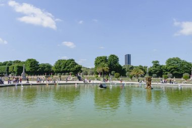 Paris, Fransa - Haziran 2017 yaklaşık: büyük havuzda Jardin du Luxembourg veya Lüksemburg Parkı Haziran 2017 yılında güneşli bir günde Paris, Fransa.